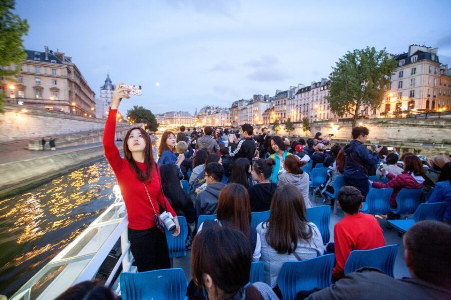 Paris Evening Snapshot Bike Tour - Riding in Paris Traffic: What to Expect and How to Stay Calm
