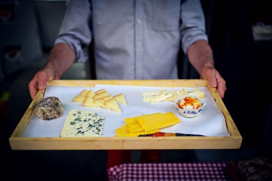 Paris: Food Tour in Le Marais with Tastings - The first tastings: viennoiserie and bread set the tone