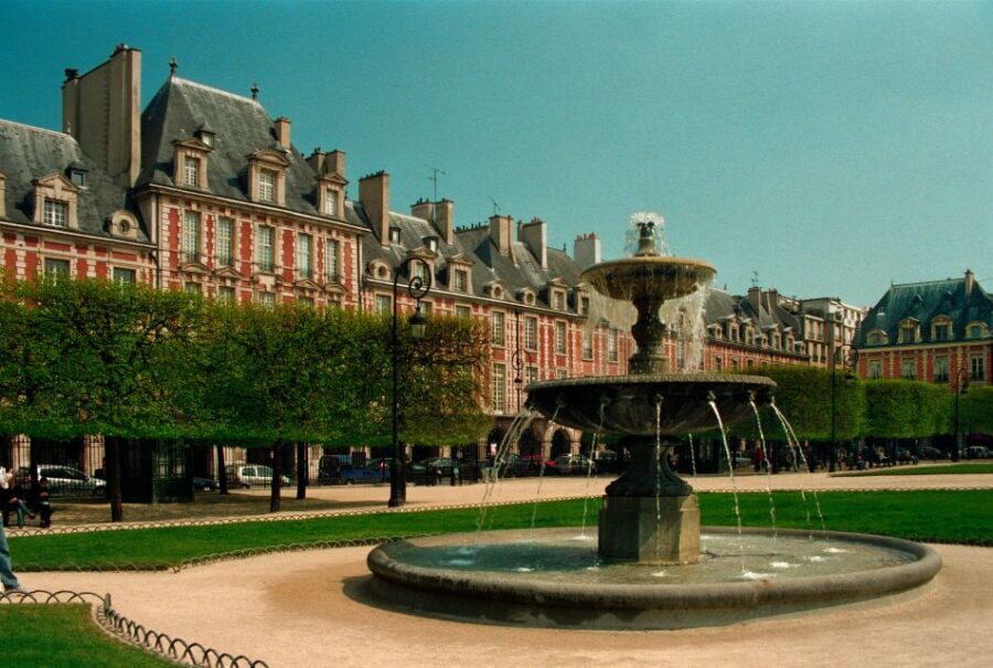 Paris: French Revolution Walking Tour - Finding your guide at Fontaine au Sphinx on Place du Châtelet
