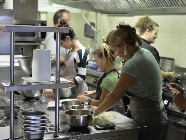 Paris: Full-Day Cooking Class, Market Tour and Lunch - Le Foodist meeting point and the small-group advantage