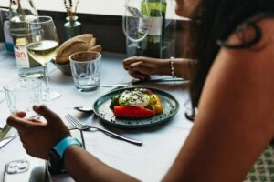 Paris: Gourmet Dinner Cruise on Seine River with Live Music - Dining on Diamant Bleu: The 3 Courses (and How to Choose)