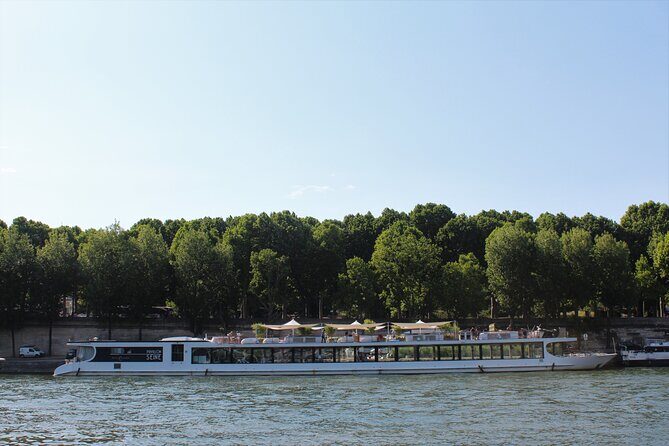 Paris Gourmet Dinner Seine River Cruise with Singer and DJ Set - The route: landmarks you’ll spot without playing guessing games