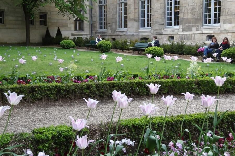 Paris: Guided tour of Marais in German - Starting point on Rue de Rivoli: a simple meetup near Hôtel de Ville