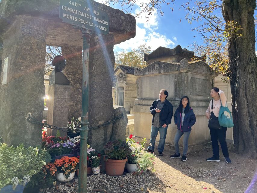 Paris: Haunted Père Lachaise Cemetery Guided Tour - Why Père-Lachaise works better with a guide than on your own
