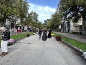 Paris: Haunted Père Lachaise Cemetery Guided Tour - The two-hour flow: how your visit stays focused