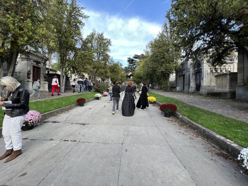 Paris: Haunted Père Lachaise Cemetery Guided Tour - The two-hour flow: how your visit stays focused