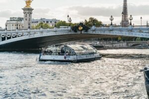 Paris: Hop-On Hop-Off Seine Cruise Pass with 9 Stops - How the 9-stop Seine route saves time (and your legs)