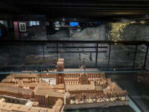 Paris: Île de la Cité and Notre-Dame Walking Tour With Crypt - Meeting at Pont Neuf: how to start without wasting time