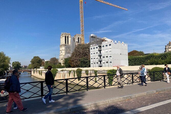 Paris: Île de la Cité and Notre-Dame Walking Tour With Crypt - Henri IV to Square du Vert-Galant: the river views and the neighborhood mood