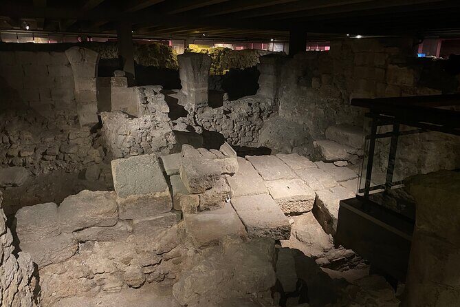 Paris: Île de la Cité and Notre-Dame Walking Tour With Crypt - Conciergerie and Palais de Justice: law, power, and public drama in one walk