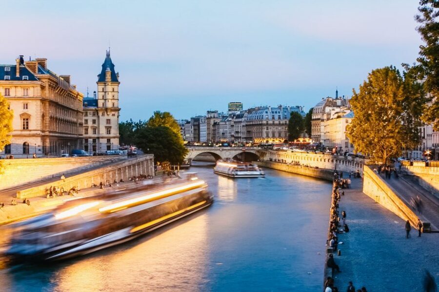 Paris: Illuminated Evening River Cruise & Waffle Tasting - A 1-hour Seine cruise built for Paris’s glowing monuments
