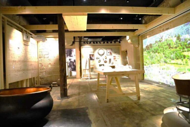 Paris: Living Cheese Museum Guided Tour with Cheese Tasting - The four-cheese tasting: a guided tour for your palate
