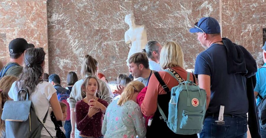 Paris Louvre: 2-Hour Private Tour for Groups or Families - Entering the museum: security, luggage limits, and shoes