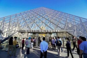 Paris: Louvre Museum Hosted Entry and Mona Lisa Audioguide - Mona Lisa First: Why the Host Pushes You Toward the Highlights