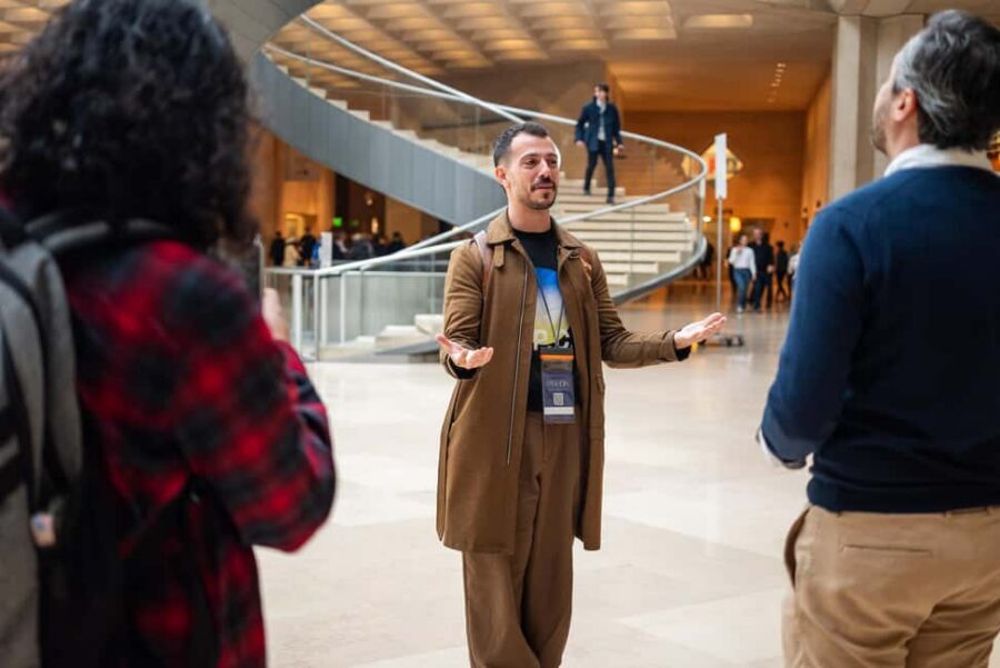 Paris: Louvre Must-See Tour with Reserved Entry Ticket - Meeting Point to Louvre Pyramid: Your 15-Minute Head Start