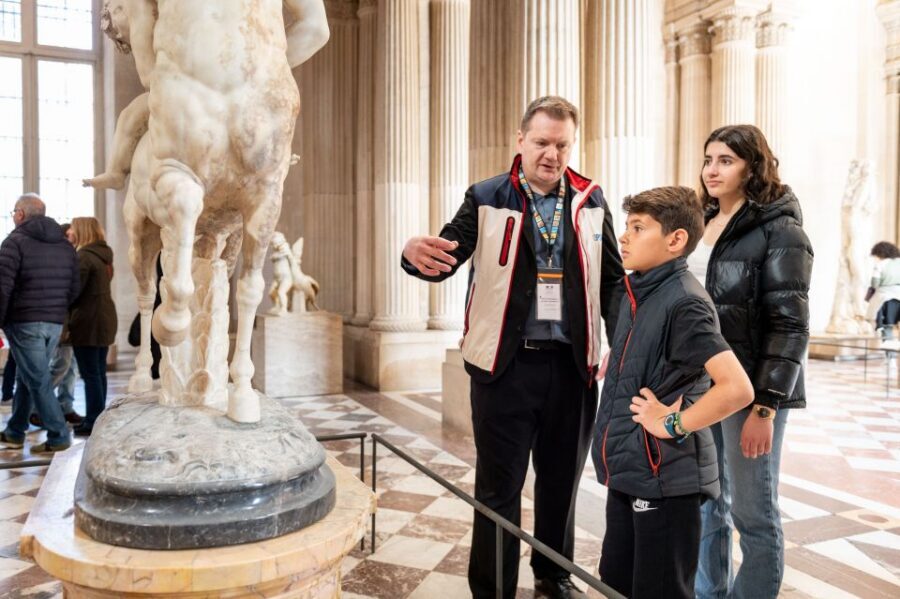 Paris: Louvre Private Family Tour for Kids + Reserved Entry - Getting In: The Separate Entrance, the Napoleon Square Statue, and 8 Pl. du Carrousel