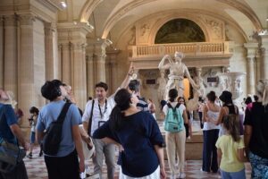 Paris Louvre Small Group Tour with Pre-Reserved Tickets - The small-group set-up (and why it matters)