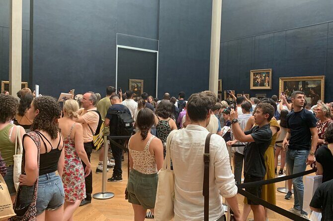 Paris Louvre Small Group Tour with Pre-Reserved Tickets - Meet-up point and timing that can make or break the start