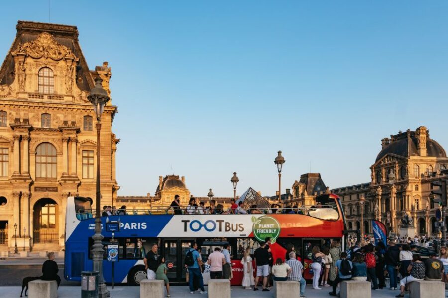 Paris: Night Bus Tour with Audioguide - Stop 1: Notre-Dame Area at Night