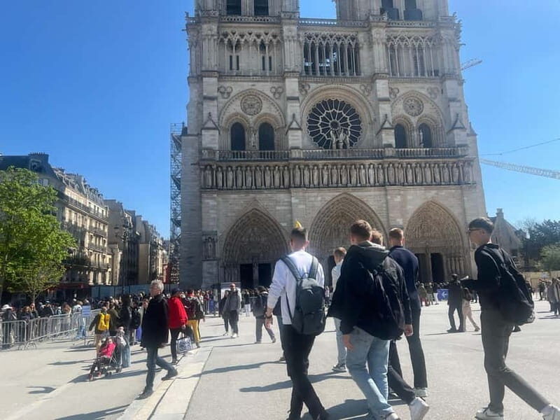 Paris: Notre-Dame Cathedral Exterior Tour & Free Entrance - Stop-by-Stop Flow: Why the Walk Parts Matter