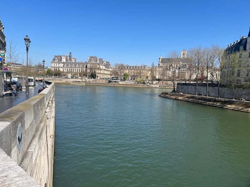 Paris: Notre-Dame Cathedral Exterior Tour & Free Entrance - Tour Guides and Style: What Makes the Hour Feel Fun, Not Lectury