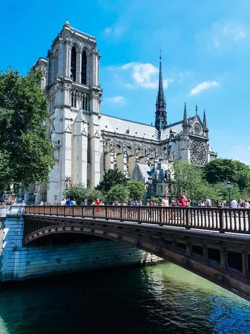 Paris: Notre Dame Cathedral Exterior Tour with Free Entry - From guided exterior to free general admission: timing and entry reality