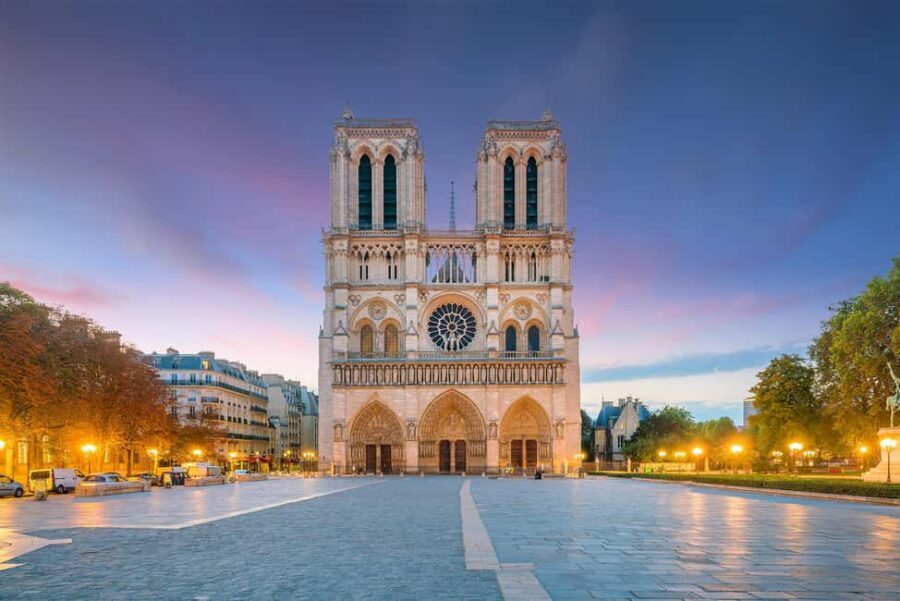 Paris: Notre Dame Cathedral Exterior Tour with Free Entry - How the guides shape the experience (and why Q&A helps)
