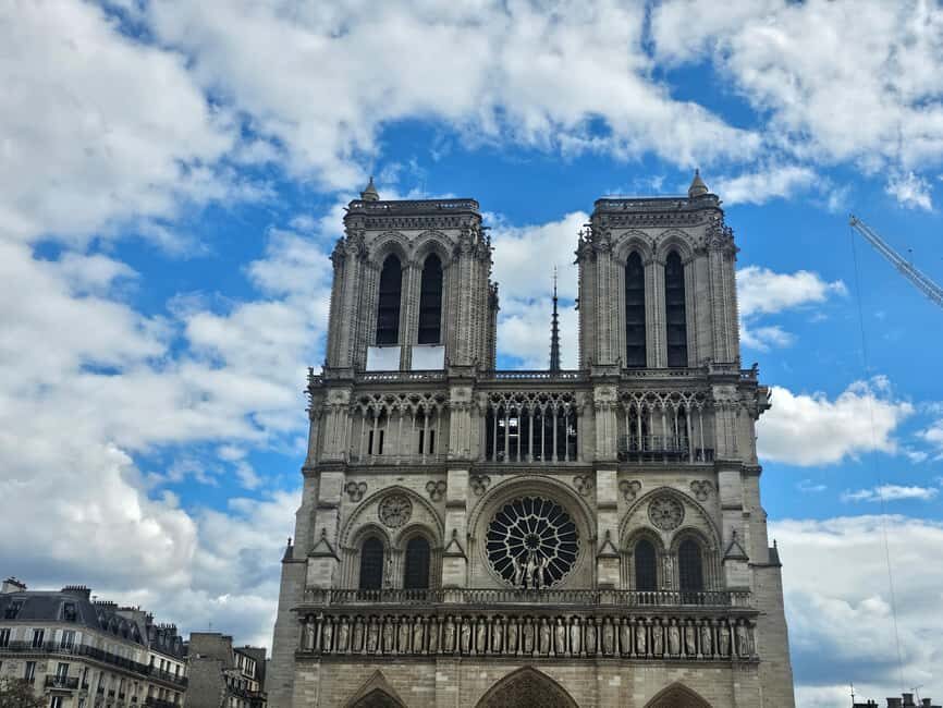 Paris: Notre Dame Outdoor Tour with Sainte-Chapelle / Crypt. - Meeting at Pont au Double: find the red cap and get your bearings