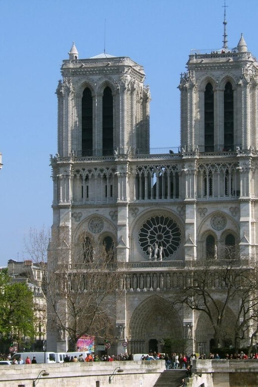 Paris: Notre Dame Outdoor Tour with Sainte-Chapelle / Crypt. - Shakespeare and Company: a fast detour that smells like Parisian stories