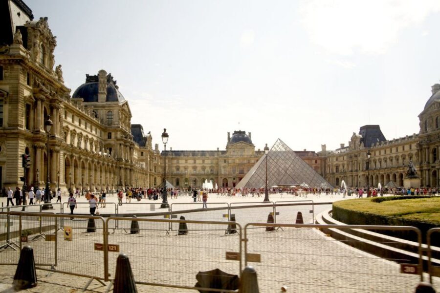 Paris: Openair Double Decker Bus Audio-Guided City Tour - Histopad and interactive tech: How to get more meaning from the ride