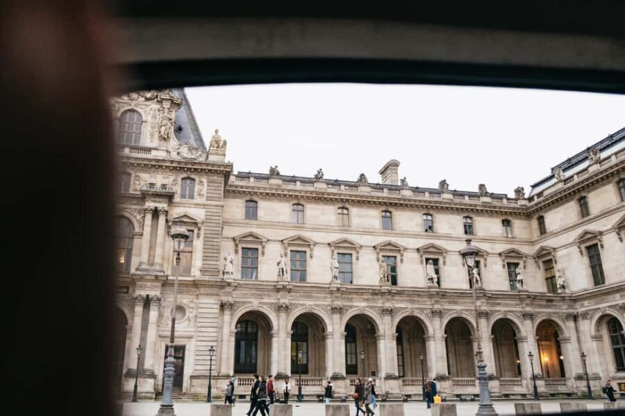 Paris: Private Guided City Tour in a Traction Avant or DS 21 - Palais de l’Élysée and Place Vendôme: power and polish