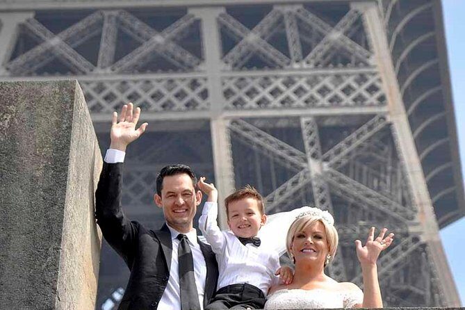 Paris Renew Your Wedding Vows Experience with Professional Photographer - Photos and Video Delivery: 130–150 HD Images, Plus Optional HD Montage