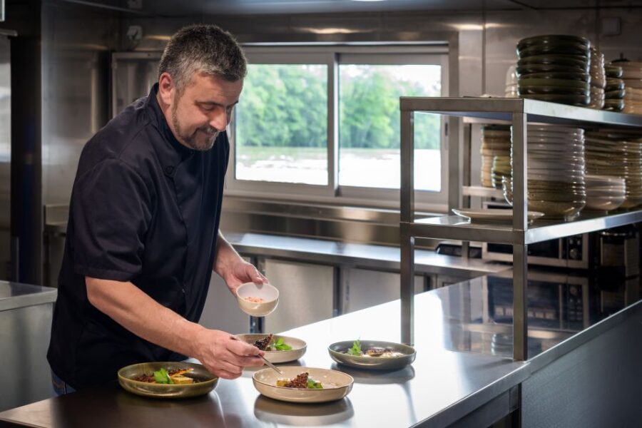 Paris: Romantic Cruise with 3-course Dinner on Seine River - The 3-Course French Dinner: How It Fits the Sights
