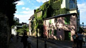 Paris: Sacré-Coeur and Montmartre Tour with Expert Guide - Where to meet at Carrousel de Saint-Pierre (and how not to waste time)