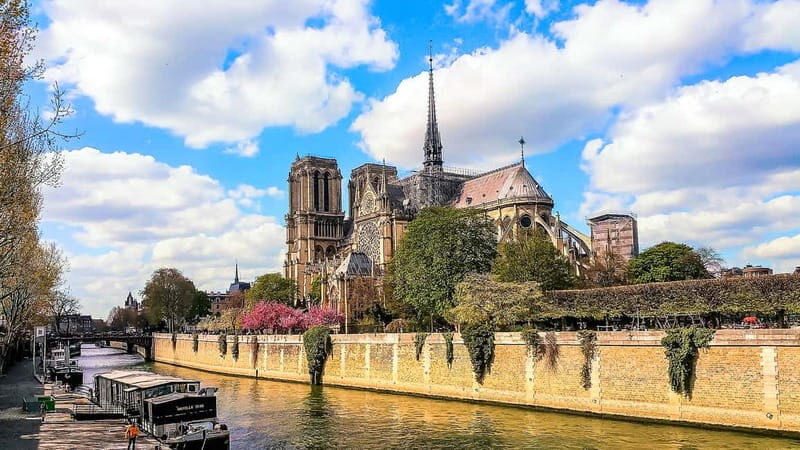 Paris: Seine Cruise & Crepe Tasting near the Eiffel Tower - Audio Guide Reality Check: 14 Languages Wired vs the Phone App