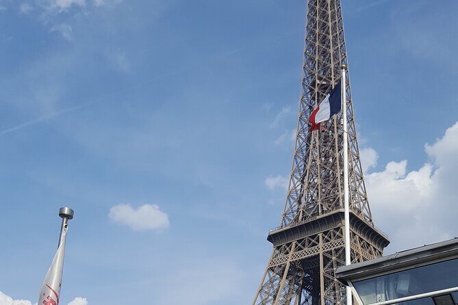 Paris Seine River Champagne Tasting Cruise - Seeing Paris From the Water: Orsay, Louvre, and the Seine Banks