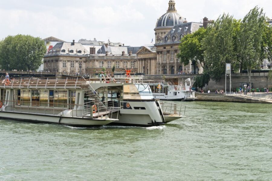 Paris: Seine River Cruise and 3-course Bistro Lunch - The 1-hour Seine cruise: your guided views in order