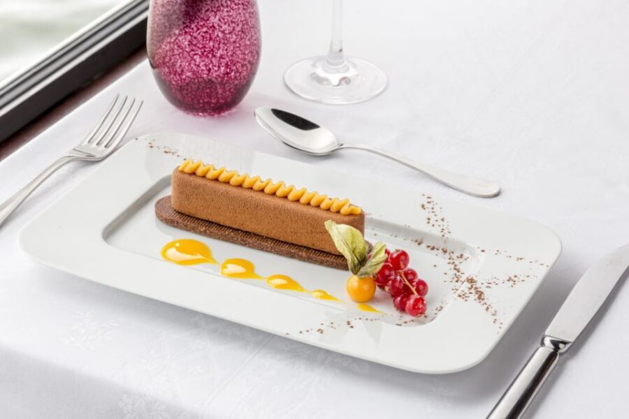 Paris: Seine River Cruise with 3-Course Dinner & Live Music - The 6:45 vs 9:15 departures: what actually changes