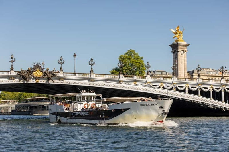 Paris: Seine River Cruise with a Live Guide - The live guide and multilingual app: how to make the narration work for you