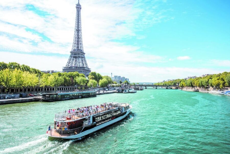 Paris: Seine River Cruise with a Live Guide - What to wear and bring for an hour on the river