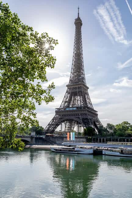 Paris: Seine River Cruise with Champagne from Eiffel Tower - The electric boat experience: calm, easy, and photo-friendly