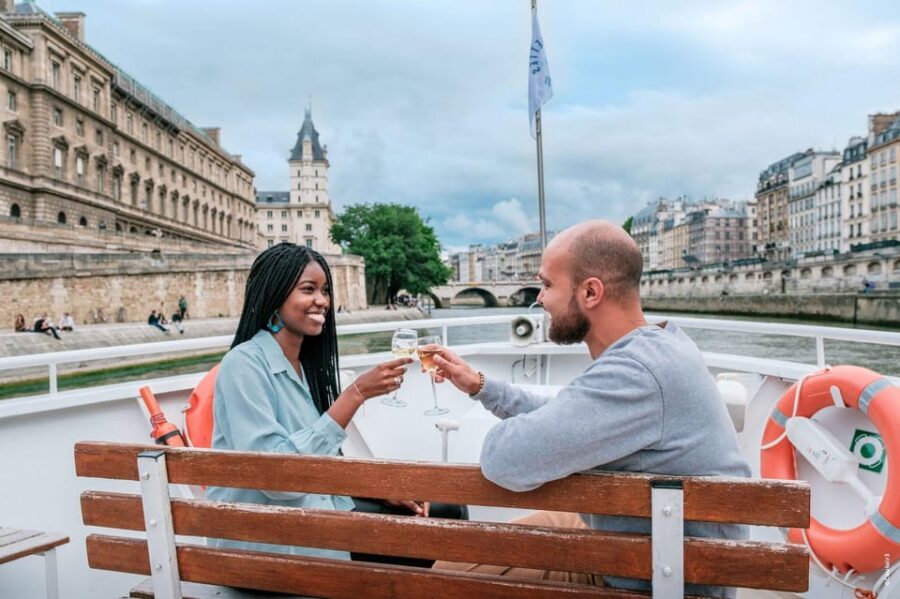Paris: Seine River Cruise with Champagne from Eiffel Tower - Live guide storytelling in English and French (and what to do if you can’t hear well)