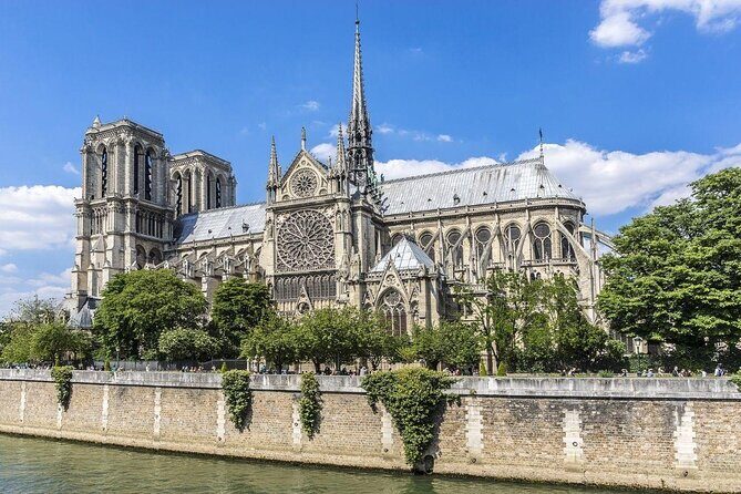 Paris Seine River Dinner Cruise with Champagne and Window Seating - Quick hits before you book