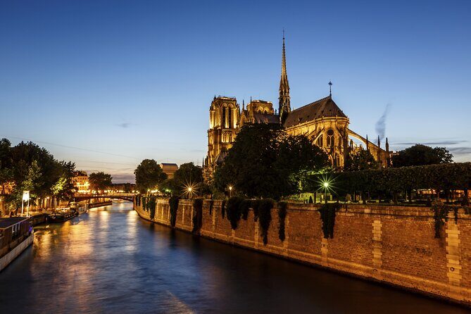 Paris Seine River Dinner Cruise with Champagne and Window Seating - Who should book this Seine dinner cruise