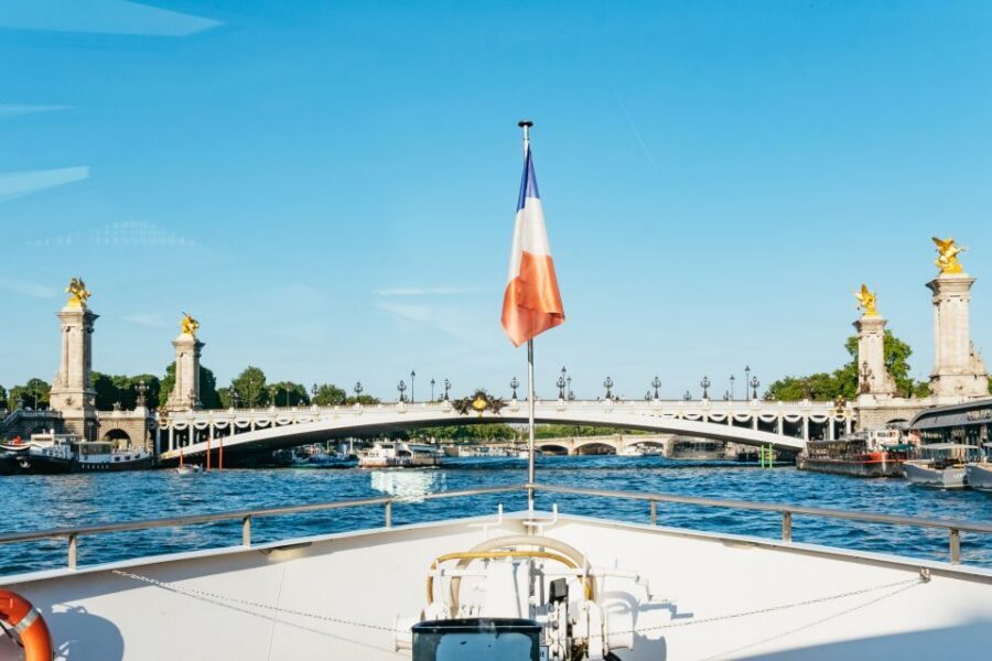Paris: Seine River Panoramic Views Dinner Cruise - Getting on board at Pont de Bir-Hakeim (and finding it fast)