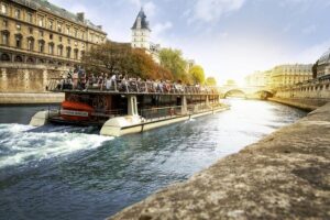 Paris Seine River Sightseeing Cruise with Commentary by Bateaux Parisiens - The cruise experience: open views plus audio that actually helps