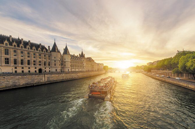 Paris Seine River Sightseeing Cruise with Commentary by Bateaux Parisiens - Pont Marie and the royal prison area: wish-making and grim history