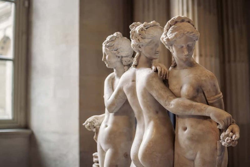 Paris: Skip-the-Line Louvre Highlights Tour with Mona Lisa - Stop One: The Louvre Photo Moment and the First Big Decisions
