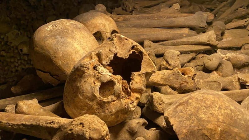 Paris: Small-Group Catacombs Tour with Skip-the-Line Entry - Finding your guide at the meeting point (without the stress)