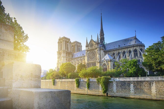 Paris Tour with Lunch at the Eiffel Tower and Seine River Cruise - The Seine Cruise: One Hour of Recorded Audio and Big-City Energy